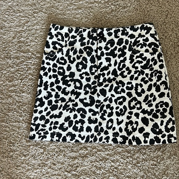Leopard print skirt with a soft denim feel fabric has some stretch. Zipper front - Picture 1 of 1
